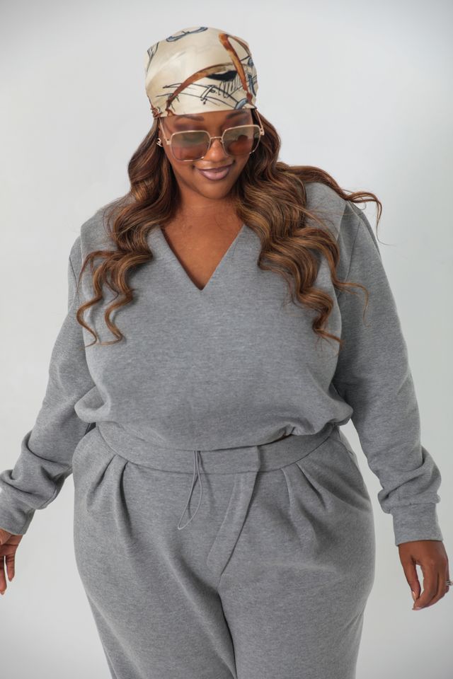 Ease V-Neck Sweatshirt / Ease Pullover